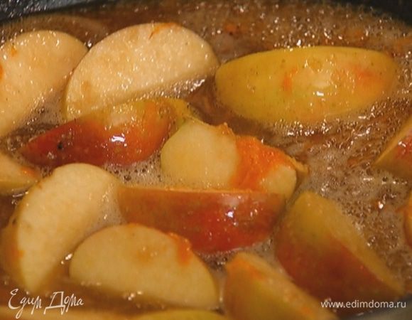 В растопленный сахар добавить яблоки, апельсиновую цедру, влить 2–3 ст. ложки апельсинового сока и коньяк. Уварить на медленном огне.