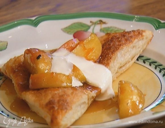 На выпеченные треугольники выложить яблоки с соусом и полить сметанным кремом.