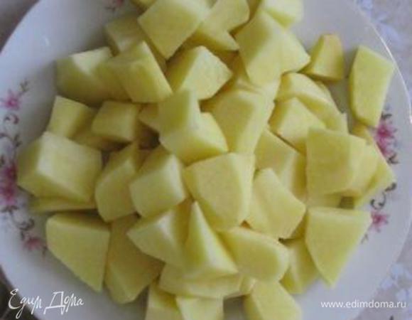 На дно  маленькой кастрюли накладываете: 
1 слой: Картофель нарежьте кубиками. Сверху кладём ингредиенты из п.а

