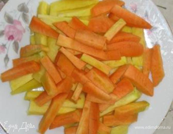 2 слой: морковь, нарезанный соломкой. Сверху – ингредиенты из п.а
