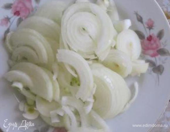 3 слой: лук – кружочками. Сверху – опять ингредиенты из п.а
