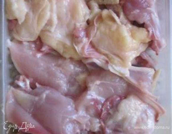 4. Куриное филе. Сверху – снова ингредиенты из п.а (или  баранье сало разрежьте на ломтики, мясо – небольшими кусками.
