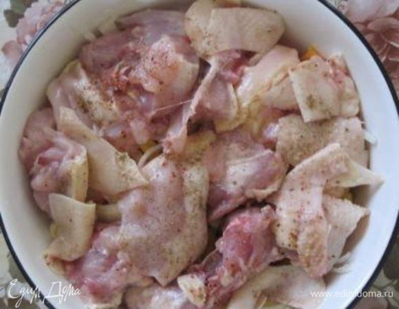 5.После того, как все продукты уложены в маленькую кастрюлю, берем ёё и ставим в большую кастрюлю. 

