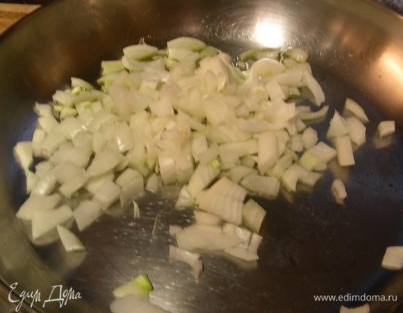 Для соуса шинкуем лук и обжариваем его в растительном масле (1 ст.л.) 3-4 минуты. 
