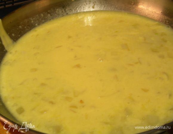 Добавляем к нему голландский соус и воду (или бульон), готовим на небольшом огне минут 5. 
