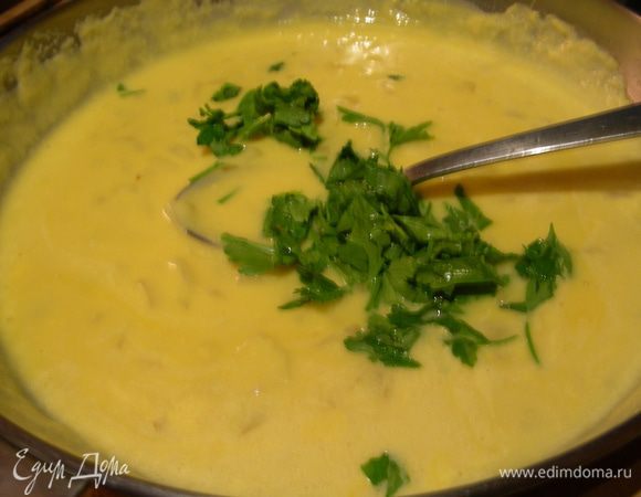 Снимаем соус с огня, даем ему остыть пару минут, добавляем в него желток и рубленную петрушку. 
