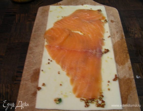 Собираем наши рулетики. Кладем лист лазаньи. Промазываем его горчицей, выкладываем на него кусочек лосося.
