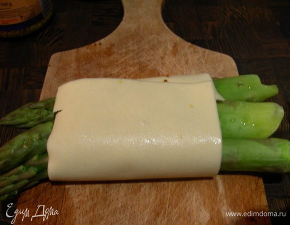 Посередине поперек кладем 2-3 стебля спаржи и заворачиваем. И так до конца.

