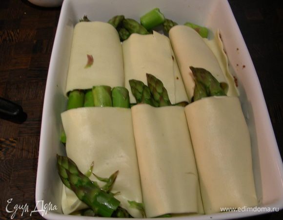 Форму для запекания смазываем маслом и выкладываем в нее рулетики.
