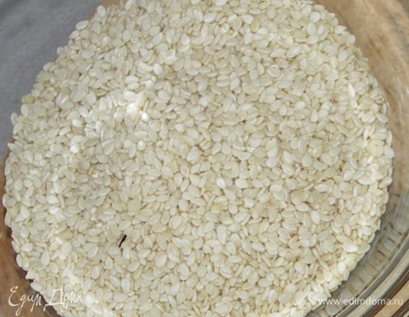 Миндаль вымыть,высушить,поджарить на сухой сковороде или в духовке.Можно взять готовый жаренный миндаль.Измельчить б блендере(большую часть в муку,меньшую кусочками)Кунжут чуть подсушить на сухой сковороде(обязательно проверьте не горчит ли он,горчит обычно прогорклый кунжут,который испортит весь вкус).Белки взбить с лимонным соком постепенно всыпая сахар.После того как масса станет пышной и однородной добавить сл.масло.