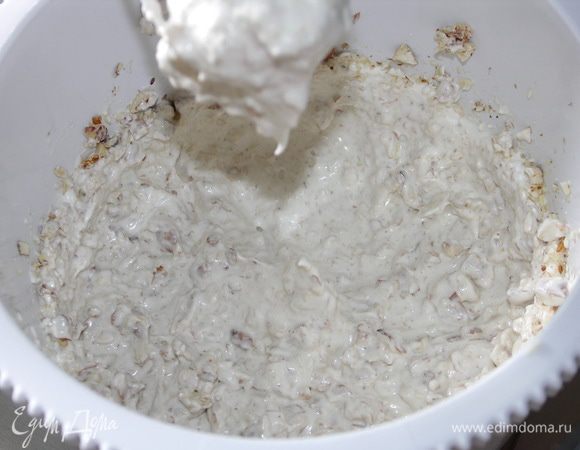 Уменьшим обороты миксера и добавим орехи мелко порезанную мяту.