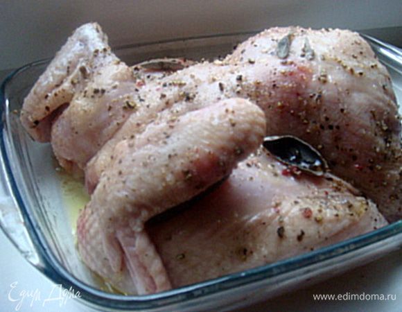 4.Натереть курочку медом, посыпать смесью перцев и солью.
5.Под кожицу бедрышек и крылыщек положить шалфей.
6.Уложить нашу курочку в жаропрочную форму. Сбрызнуть соевым соусом и оливк. маслом.
