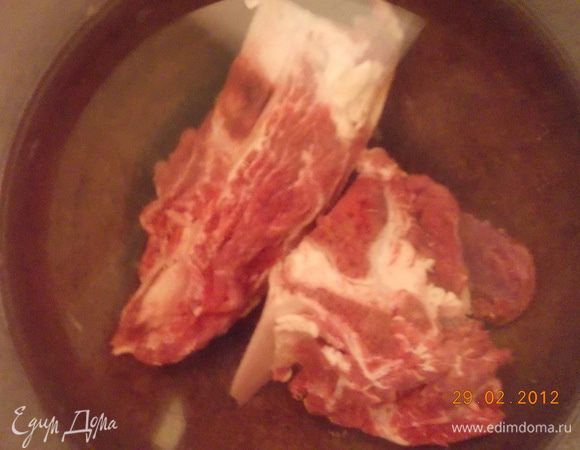 Поставить варится говядину.Когда закипит,снять пену и варить на медленном огне. Если у вас сырая фасоль,её кладут вместе с мясом варится.