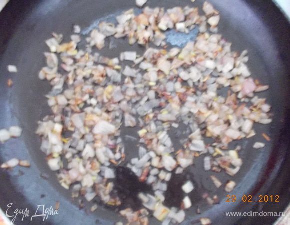 Обжарить до золотистого цвета лук.