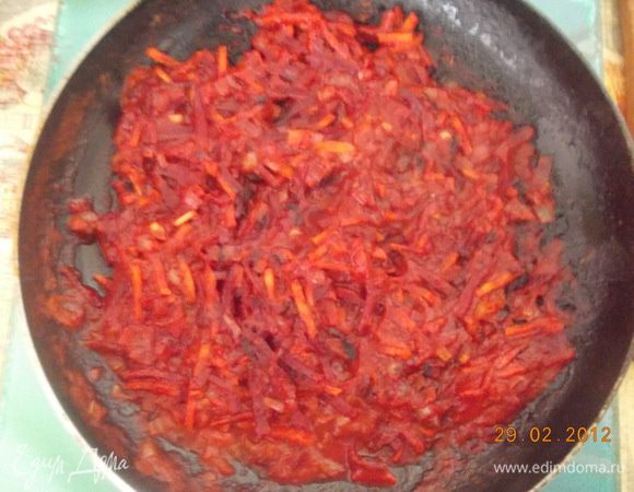 Затем соединить овощи и добавить томатную пасту. Разбавить водой или бульоном и тушить до мягкости.