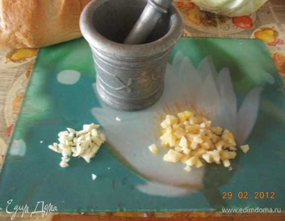 В самом конце ,добавляем укроп и старое сало с чесноком. Закрываем крышку и выключаем плиту.Настаиваем 1 час.