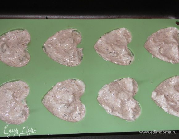 Я выпекала двумя способами(хотелось поэкспериментировать)часть в силиконовой форме,а часть просто на противне с пергаментом.В итоге...те пирожные,что в силиконовой форме получаются менее хрустящими и более сочными.В общем вкус у них получился отличный друг от друга.