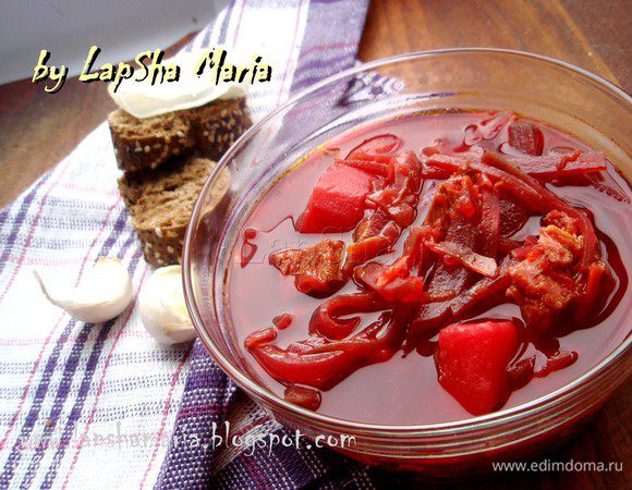 Тем временем нарежем половину говядины и снимем мясо с ребрышек. Опустим их тоже в суп. Проверим на соль, при необходимости добавим ещё. После того как вы выключили огонь, супу надо обязательно дать время постоять хотя бы пол часика под крышкой. Подавать можно со сметаной, кинзой и чесночным тостом с салом. Приятного аппетита!