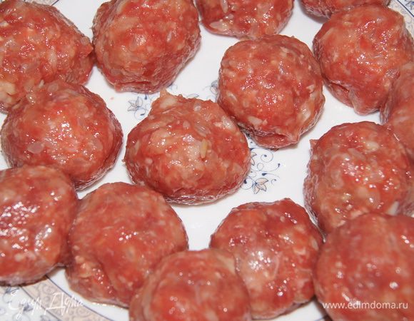 Фарш смешиваем с рисом солим и добавляем яйцо. Формируем фрикадельки размером с грецкий орех.