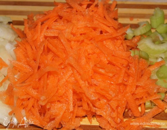 затем режем овощи: картофель кубиками. лук и сельдерей мелко. морковь на терке.