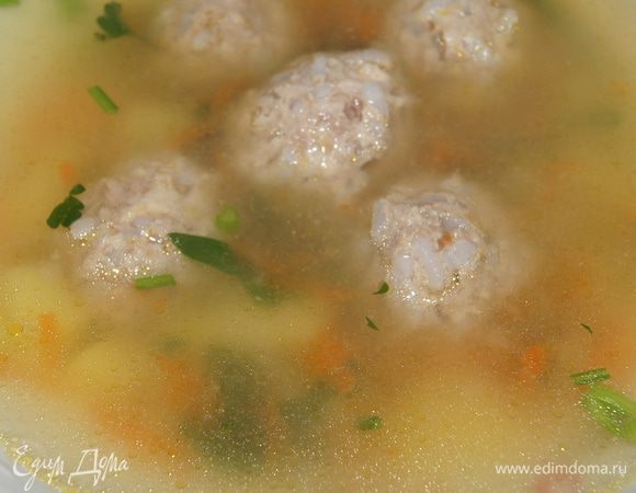 Фрикадельки покипели 10 мин. Теперь кидаем все овощи солим, добавляем лавровый лист. Варим еще 10 мин и добавляем рубленную зелень.