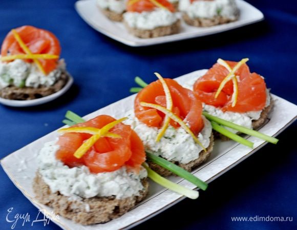Рыбу нарезать на тонкие ломтики.На кружки хлеба выложить сырный крем,сверху ломтик рыбы,украсить лимонной цедрой,зелеью.Приятного аппетита!