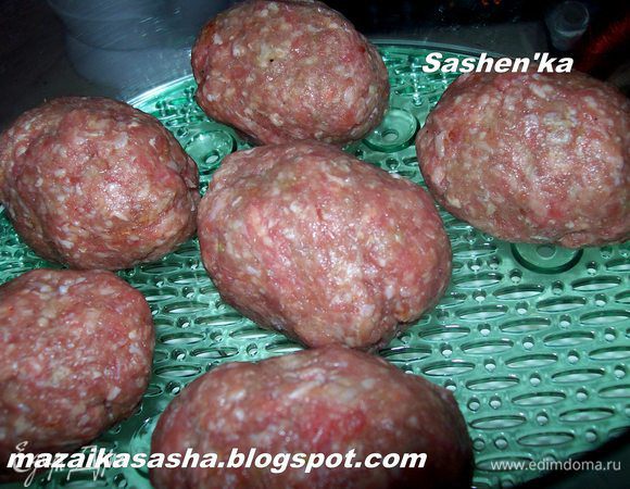 Хорошо перемешиваем фарш. Лепим из него котлеты. Я смазываю решетку пароварки растительным маслом, что бы пища не прилипла. Выкладываем котлеты в пароварку. На второй уровень пароварки я положила замороженные овощи..брокколи и брюссельскую капусту. Вы можете взять овощи на свой вкус. Что касается времени ориентируйтесь на свою пароварку. У меня это заняло около получаса, может чуть больше)))