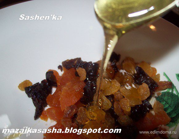 В одтельной миске смешиваем сухофрукты и измельченные орехи. У меня были кураса, светлый изюи, чернослив, миндаль.