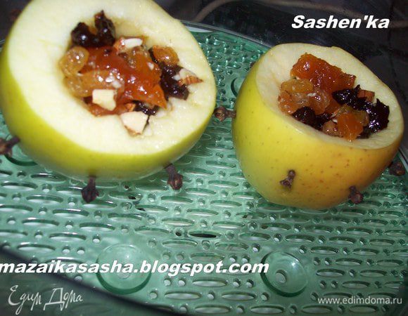 Фаршируем этой смесь яблоки. Я некоторые дырочки, которые Вы сделали зубочисткой вставьте гвоздику. При приготовлении в пароварке, кожица отойдет от мякоти и вам не придется вытаскивать бутончики, а просто будете наслаждаться десертом. Отправляем в пароварку до готовности.