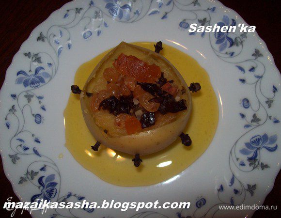 Яблоки охладить. Налейте на тарелку не много меда и аккуратно высадите на середину яблоко.)