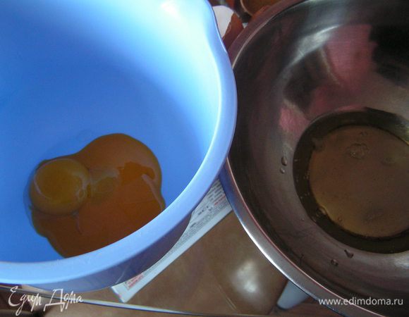 Отделить белки от желтков,белки убрать в холодильник