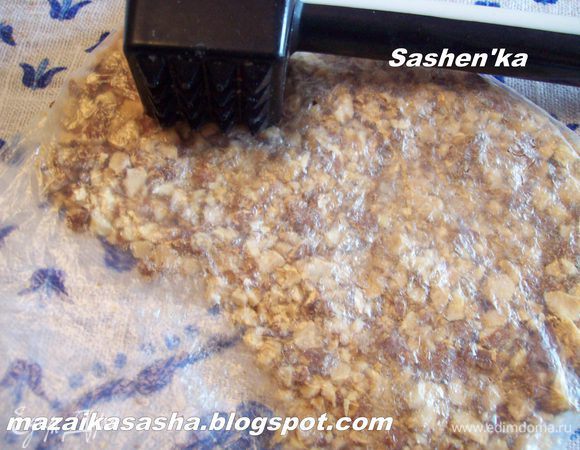 Орехи измельчить, но не в муку.