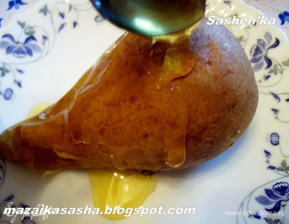 Грушк охладить и аккуратно натереть ее медом.