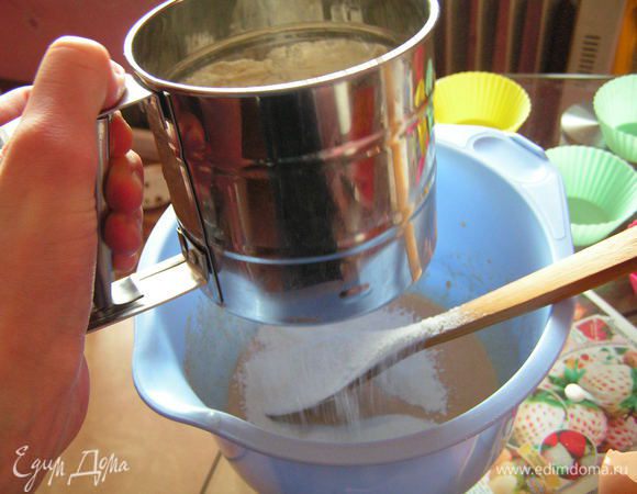 просеять  муку, перемешать и оставить ненадолго тесто