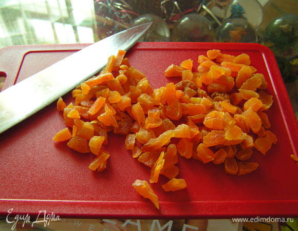 курагу нарезать, духовку разогреть до 175гр, подготовить формочки(если не силиконовые, то маслом немного смазать)