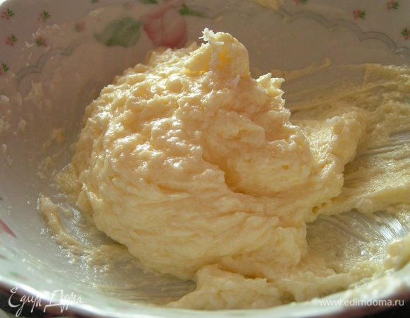 Размягченное масло смешать с йогуртом и стружкой, поставить  холодильник-это крем