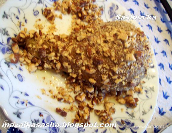 Обваляйте крушу в орехах и подержите немного в холодильнике.