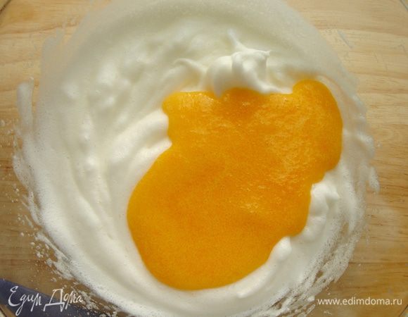 Яйца разделить на белки и желтки. Белки взбить в крепкую пену,желтки смешать с сахаром и ванильной эссенцией. Аккуратно ввести желтки в белки.