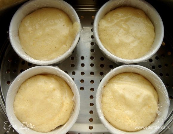 На ягоды выложить тесто на 2/3 формы.