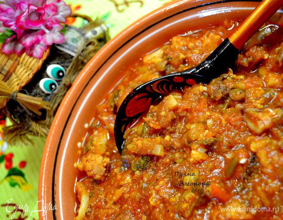 Я в чугунной кастрюле на подсолнечном масле начинаю обжаривать лук (мелким кубиком) с морковью (на терке). Затем добавляю капусту цветную, брокколи, фасоль, болг. перец. На сковороде обжариваю грибы, добавляю в кастрюлю, вливаю кипяток.