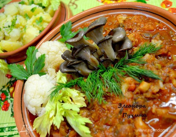 На сковороде обжариваю помидоры, баклажан (кубиками, я помид. и бакл. запекла в духовке предварительно немного), добавляю томатную пасту, чеснок, имбирь, немного обжариваю и в кастрюлю. Все перемешиваю, солю, добавить сельдерей, зелень, перец. Оставляем овощи с грибами тушиться на среднем огне. На приготовление овощного рагу ушло 45 минут.
