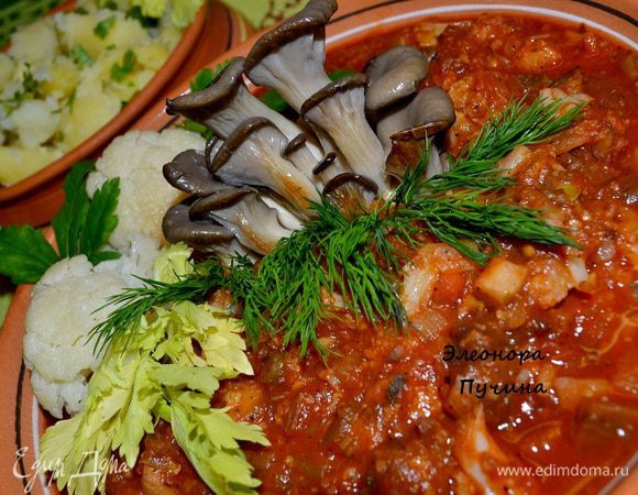 Овощи хорошо потушились, сроднились, рагу имеет отличный вид, аромат восхитителен, остается положить рагу в тарелку, украсить немного цельными обжаренными грибочками, соцветием капусты, зеленью.