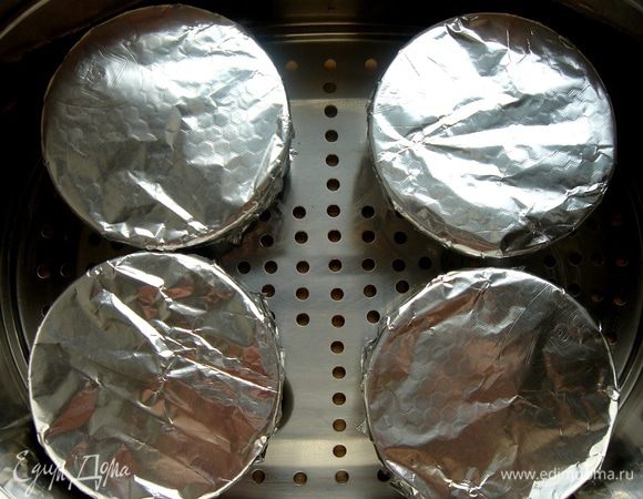 Затем формочки накрыть фольгой, поставить их в чашу пароварки с кипящей водой.Готовить 35-40 минут.