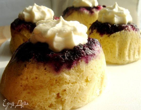 Готовые бисквиты перевернуть, освободить от плёнки и остудить. Сливки взбить с сахарной пудрой и украсить ими бисквиты. Приятного аппетита!