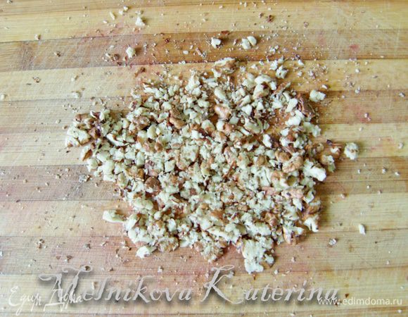 Сперва подготовить ореховую смесь. Грецкие орехи измельчить, но не слишком мелко (я использовала скалку)