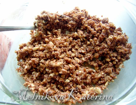 В мягкое сливочное масло добавить орехи, какао, корицу и сахар и все тщательно перемешать. 