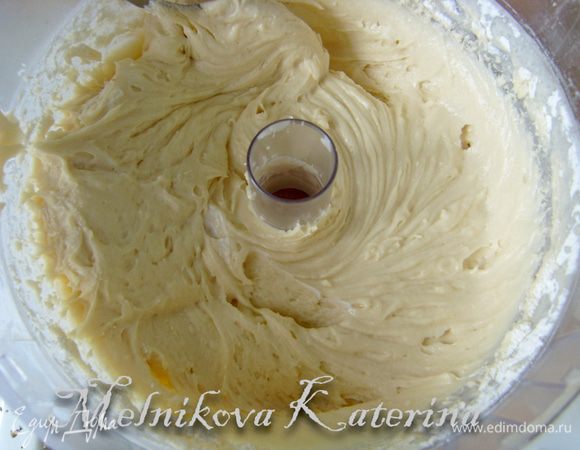 Замесить тесто (я все делала в комбайне). Для этого растереть с сахаром размягченное масло/маргарин. По одному добавить яйца, ванильный сахар, сметану. Затем добавить муку и соду и все тщательно вымешать. 