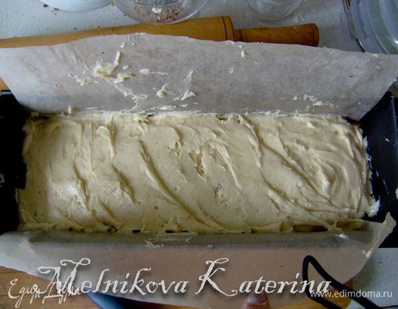 Оставшуюся половину теста выложить поверх ореховой смеси. 