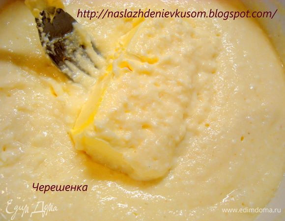 Теперь добавляем сливочное масло, размягченное при комнатной температуре и все хорошенько перемешиваем. Накрываем полотенчиком и даем постоять 30 минут, чтобы манка набухла…