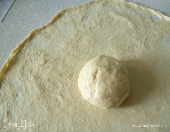 Корж можно делать двойным. Сначала растягиваем один пласт теста, слегка смазываем растительным маслом, затем поверх этого пласта растягиваем второй. Такой двойной корж подойдет для фруктовой начинки. Если фрукты очень сочные, посыпьте корж крахмалом, а затем выкладывайте начинку.